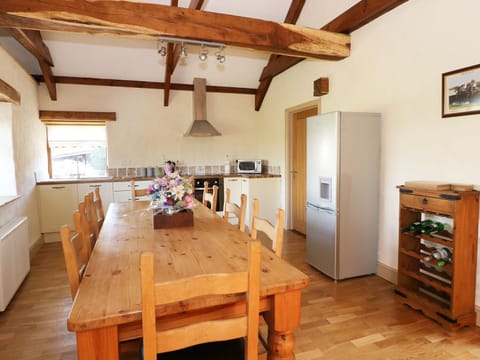 Cottage | Private kitchen | Microwave, stovetop, electric kettle, toaster