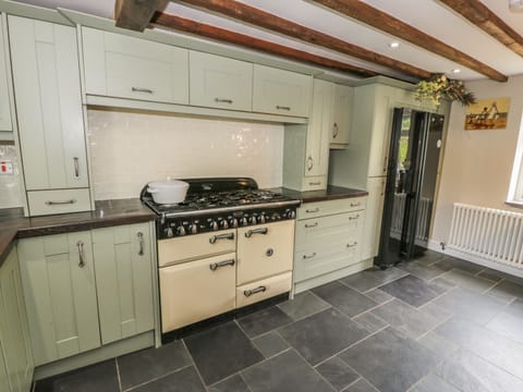 Cottage | Private kitchen | Fridge, microwave, stovetop, dishwasher