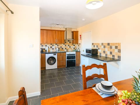 Cottage | Private kitchen | Fridge, stovetop, cookware/dishes/utensils