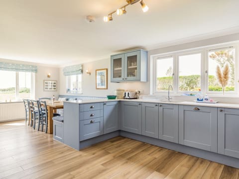 Cottage | Private kitchen | Fridge, dishwasher, electric kettle, toaster