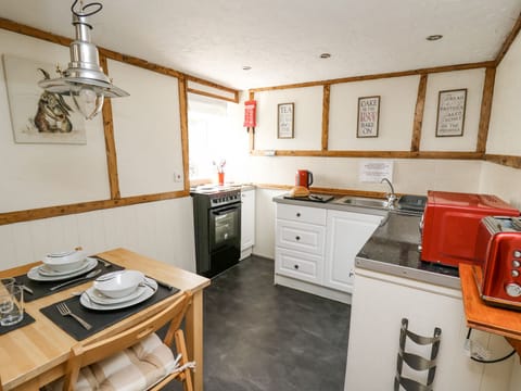 Cottage | Private kitchen | Cookware/dishes/utensils