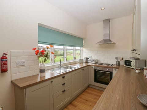 Cottage | Private kitchen | Fridge, highchair, cookware/dishes/utensils