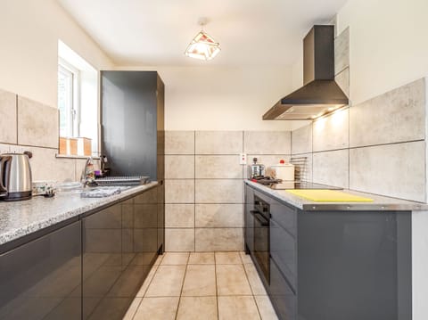 Cottage | Private kitchen | Stovetop, cookware/dishes/utensils