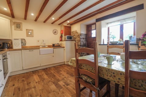 Cottage | Private kitchen | Microwave, stovetop, dishwasher, highchair