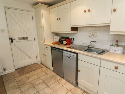 Cottage | Private kitchen | Dishwasher, highchair, cookware/dishes/utensils