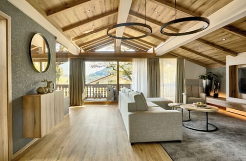 Chalet | Living area | 138-cm flat-screen TV with satellite channels, TV