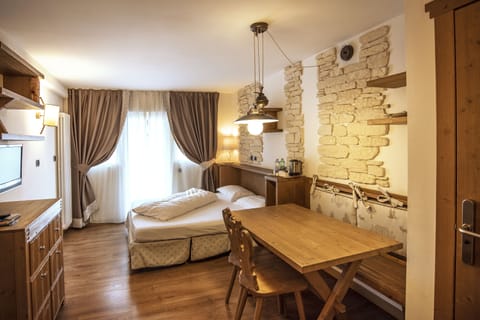 Family Suite | Living room | 32-inch LCD TV with satellite channels, TV