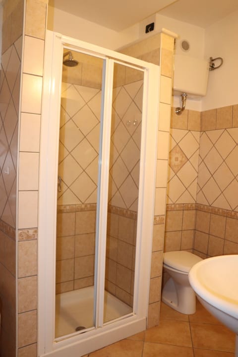 Classic Suite, Ensuite | Bathroom shower