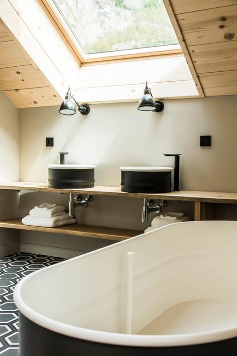 Deluxe Loft, 1 King Bed | Bathroom | Free toiletries, hair dryer, towels