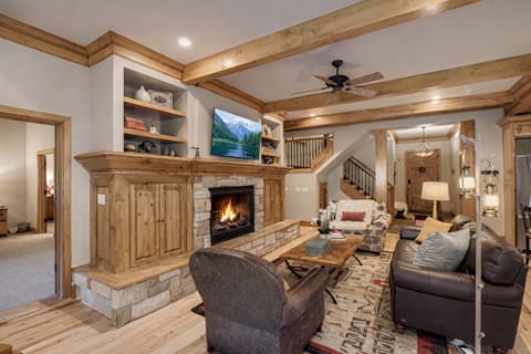 House, 5 Bedrooms | Living area | Smart TV