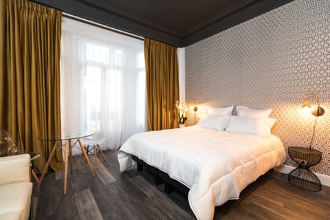 Premium bedding, in-room safe, blackout drapes, soundproofing