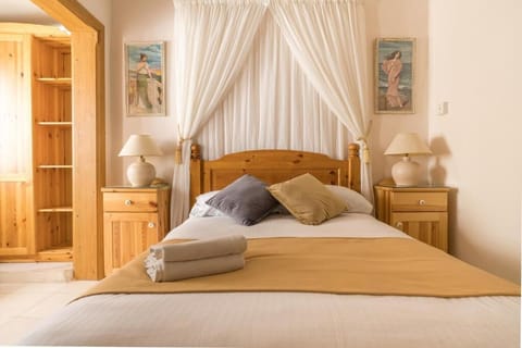 Minibar, desk, free WiFi