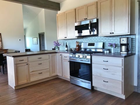 Gas range has 5 burners and a microwave / vent fan above it