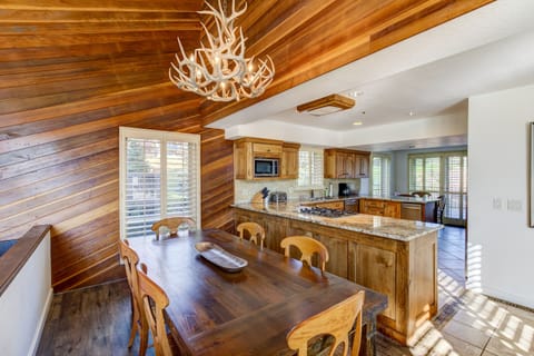 fairway-village-2570-living-room-4