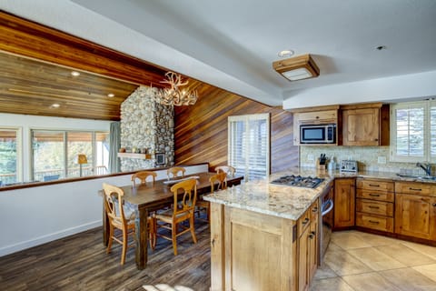 fairway-village-2570-living-room-3