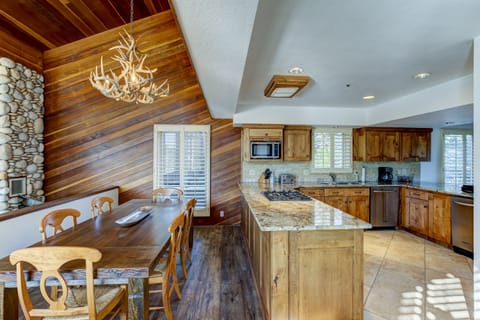 fairway-village-2570-kitchen-dining-2