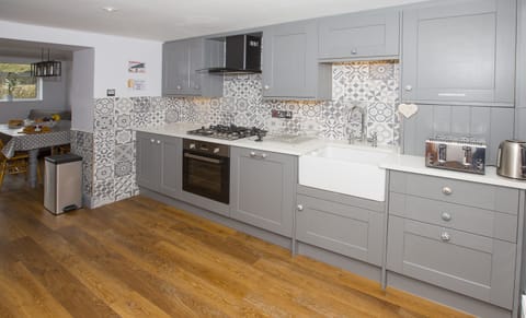 Refurbished in 2018 with granite worktop, butler sink, dishwasher, USB points.