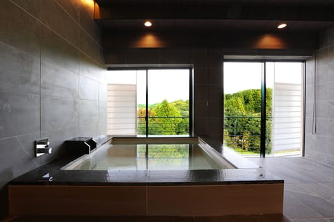 Royal suite room, Non Smoking | Bathroom | Combined shower/tub, rainfall showerhead, hair dryer, towels
