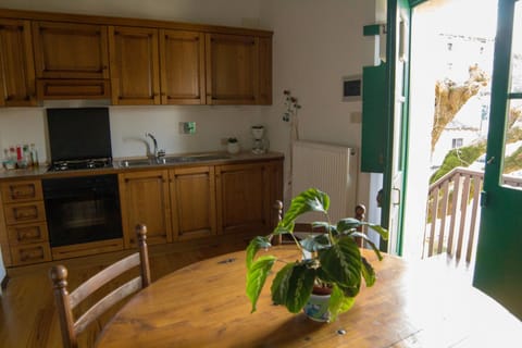 Apartment, 1 Bedroom (APT 5) | Private kitchenette | Fridge, microwave, oven, stovetop