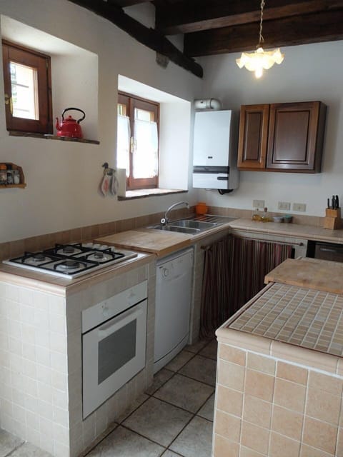 Apartment, 2 Bedrooms (APT 2) | Private kitchen | Fridge, microwave, oven, stovetop