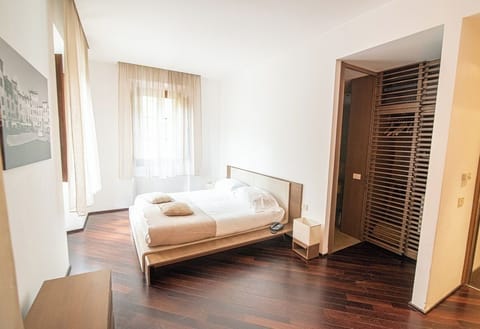 Double Room, Bathtub, Garden View | Minibar, in-room safe, free WiFi, bed sheets