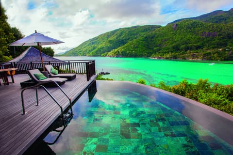 5 outdoor pools, sun loungers