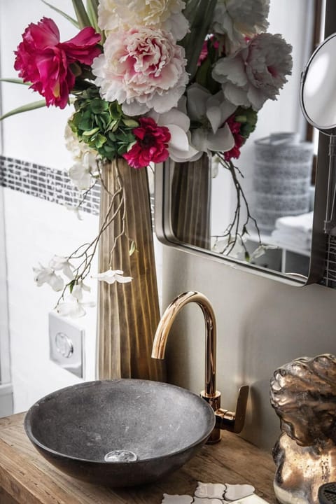 Deluxe Room (Mata Hari) | Minibar, in-room safe, individually decorated, individually furnished