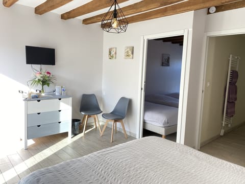 Family Room (Lilas) | Individually decorated, individually furnished, blackout drapes