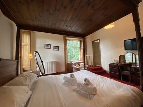  Four Poster Room | Hypo-allergenic bedding, iron/ironing board, bed sheets