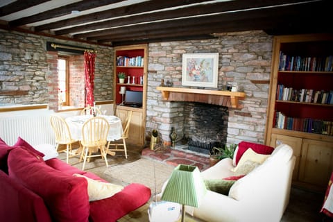 Sitting room with dining table
