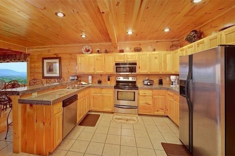 Roomy kitchen, fully furnished, to enjoy eating at the cabin if you wish