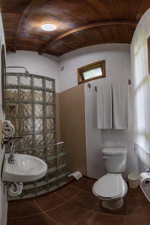 Family Quadruple Room | Bathroom | Shower, rainfall showerhead, free toiletries, towels