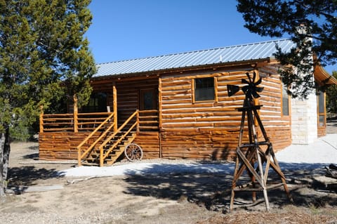 Cozy cedar cabin in the woods, walking distance to the lake