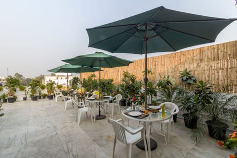 Free daily cooked-to-order breakfast
