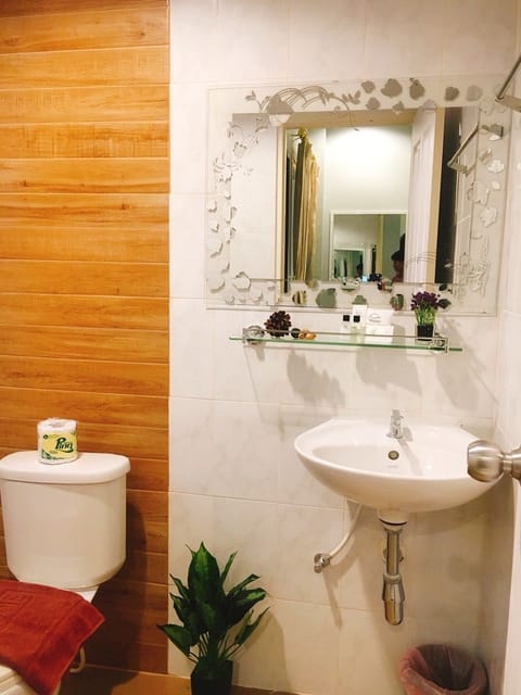 Shower, free toiletries, towels