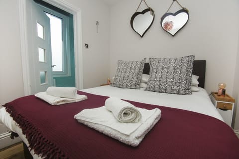 Apartment | 1 bedroom, iron/ironing board, bed sheets