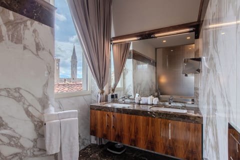 Luxury Suite, 1 Bedroom, 2 Bathrooms, City View (Giotto) | Bathroom | Designer toiletries, hair dryer, bathrobes, slippers