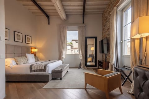 Luxury Suite, 1 Bedroom, Hot Tub, City View (Raffaello) | Egyptian cotton sheets, premium bedding, down comforters, pillowtop beds