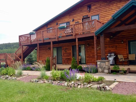 The Summit is a lovely upstairs condo with breathtaking views.