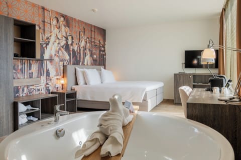 Spa | In-room safe, individually decorated, individually furnished, desk