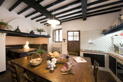 Room, Interior Design, Property, Building, Ceiling, House, Countertop, Furniture, Loft, Kitchen