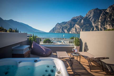 Honeymoon Studio Suite, Lake View, Tower | Private spa tub