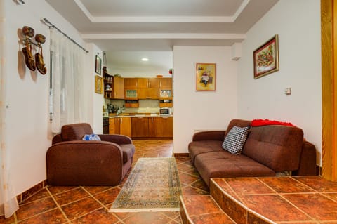 An entrance hall shared by the living room with the rest of the rooms.