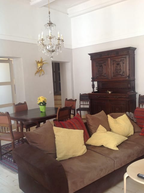 overall view of the Salon