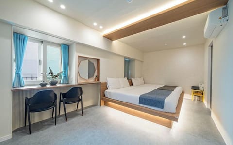 Deluxe Twin Room, Ocean View | Desk, blackout drapes, free WiFi, bed sheets