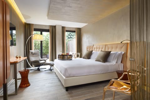 Premium bedding, down comforters, minibar, in-room safe