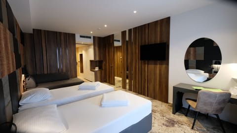 Deluxe Triple Room | Minibar, in-room safe, desk, soundproofing