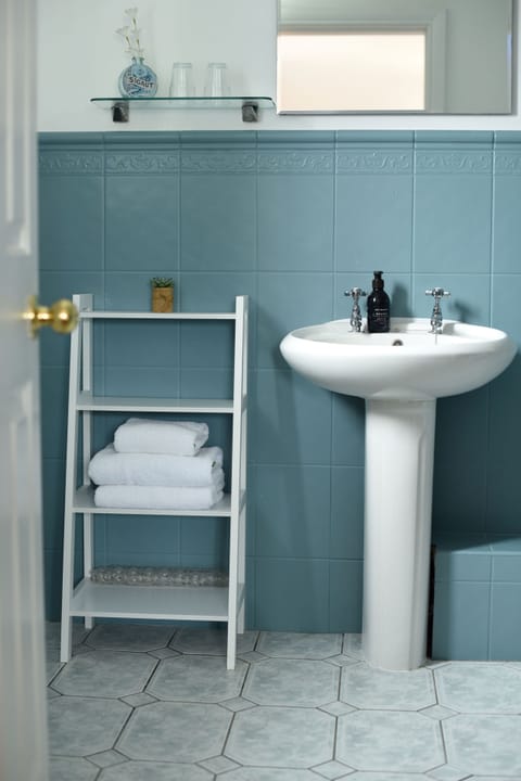 Double or Twin Room, Ensuite | Bathroom | Hair dryer