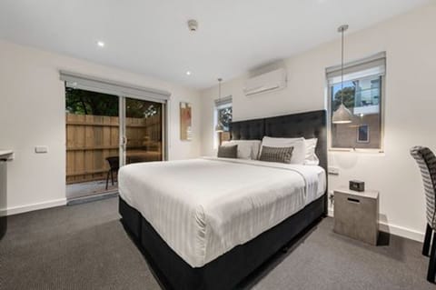 Deluxe King Studio | Egyptian cotton sheets, premium bedding, pillowtop beds, minibar