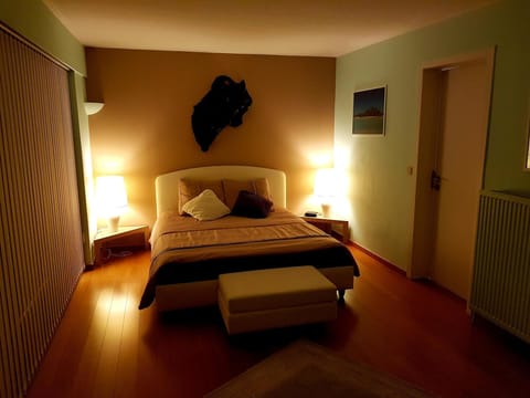 Bedroom with access to the garden.